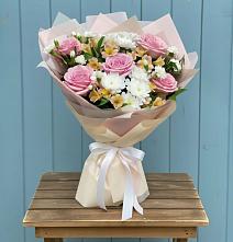 Букет цветов из:  Гвоздики, Орхидеи и Розы в Волгодонске