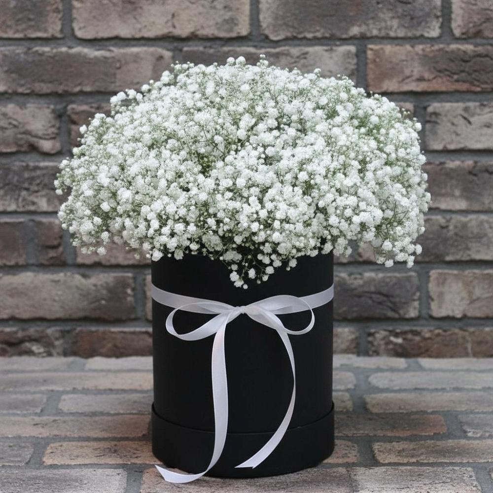 Цветочная композиция из Гипсофила в шляпной коробке в Волгодонске