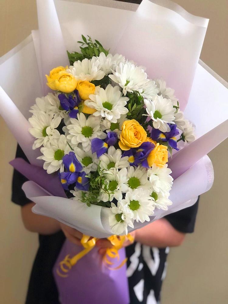 Букет цветов из: Ирисы, Хризантемы и Розы в Волгодонске