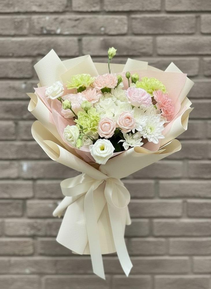 Букет цветов из: Гвоздики, Розы, Лизиантусы и Хризантемы в Волгодонске