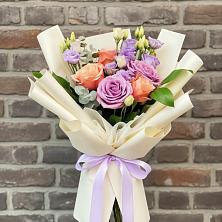 Букет цветов из:  Лизиантусы и Розы в Волгодонске