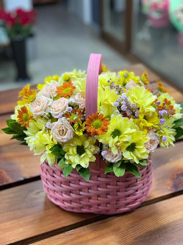 Цветочная композиция из Хризантемы и Розы в корзине в Волгодонске