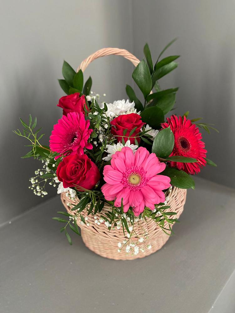 Цветочная композиция из Розы, Хризантемы и Герберы в корзине в Волгодонске