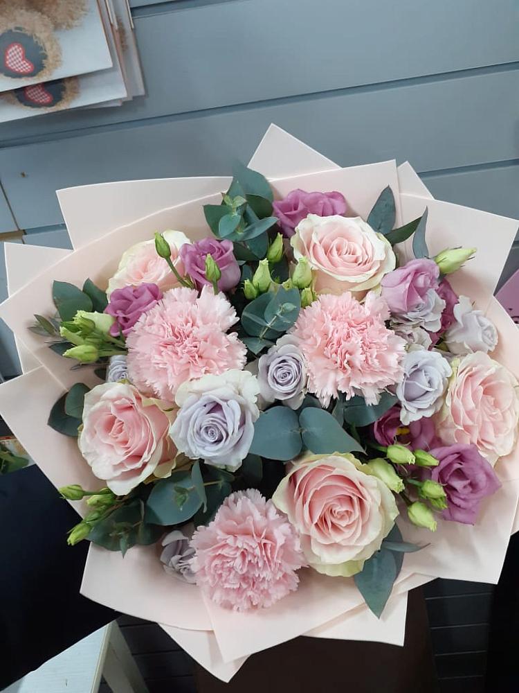 Букет цветов из: Розы, Гвоздики и Лизиантусы в Волгодонске