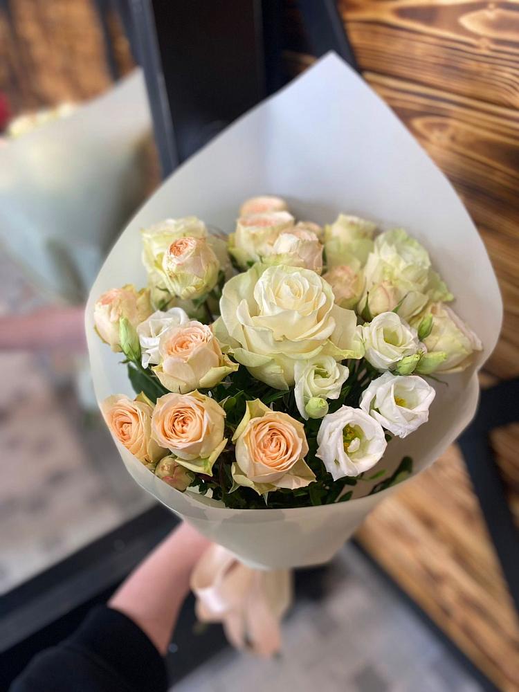 Букет цветов из: Розы и Лизиантусы в Волгодонске